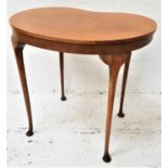 OAK KIDNEY SHAPE OCCASIONAL TABLE with a quarter veneer top, standing on cabriole supports, 72.5cm