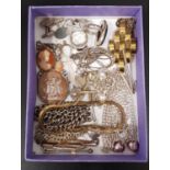 SELECTION OF SILVER JEWELLERY including a pair of cufflinks; two silver mounted cameo pendants;