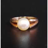 PEARL SINGLE STONE RING with decorative split shoulders, on nine carat gold shank, ring size M and