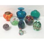 SELECTION OF COLOURFUL GLASS PAPERWEIGHTS AND VASES including a Mdina paperweight and vase;