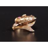 ATTRACTIVE NINE CARAT GOLD FISH DECORATED RING the twist design ring with detailed fish body and