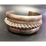 HEAVY EGYPTIAN SILVER BANGLE with central chain effect band, date letter 1930, approximately 108