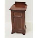 EDWARDIAN MAHOGANY BEDSIDE CUPBOARD with a shaped and raised back above a moulded top with a