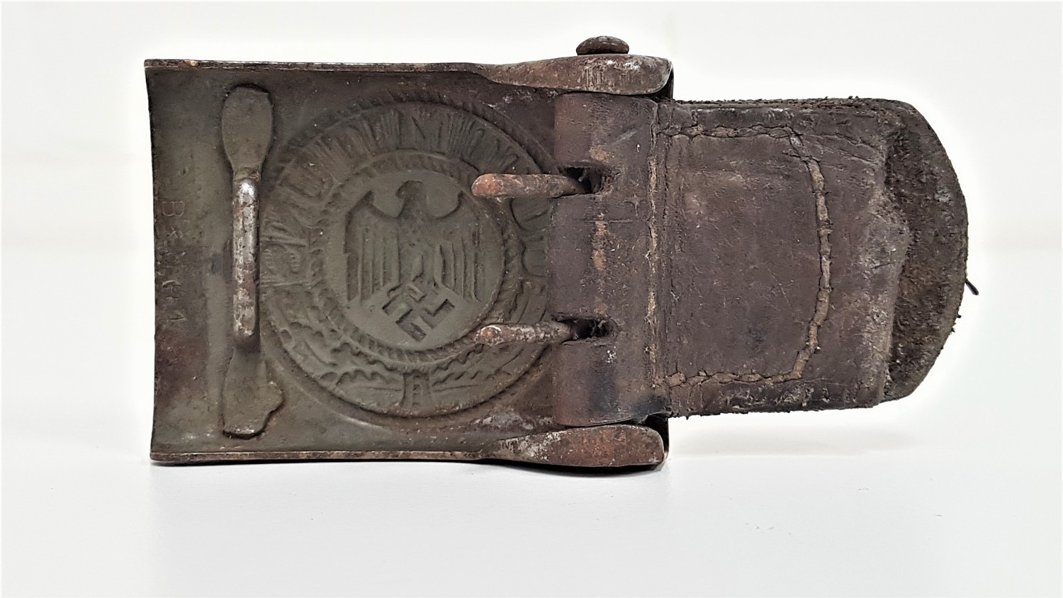 GERMAN WWII BELT BUCKLE marked Gott Mitt Uns around an eagle and swastika, with leather toggle