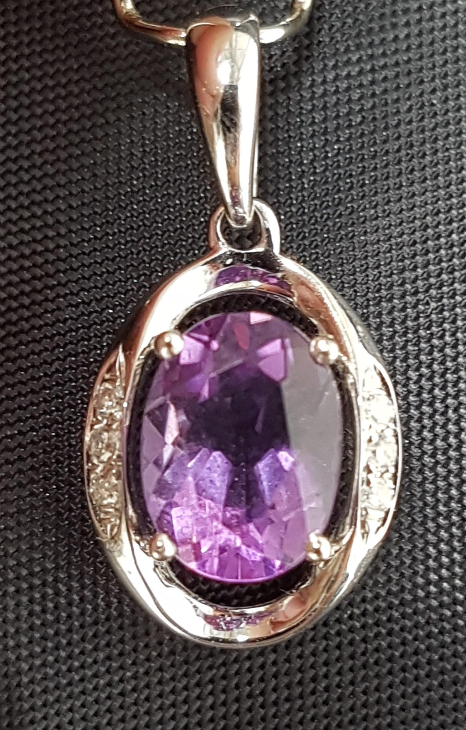 AMETHYST AND DIAMOND PENDANT the central oval cut amethyst flanked by three diamonds to each side of - Bild 2 aus 2