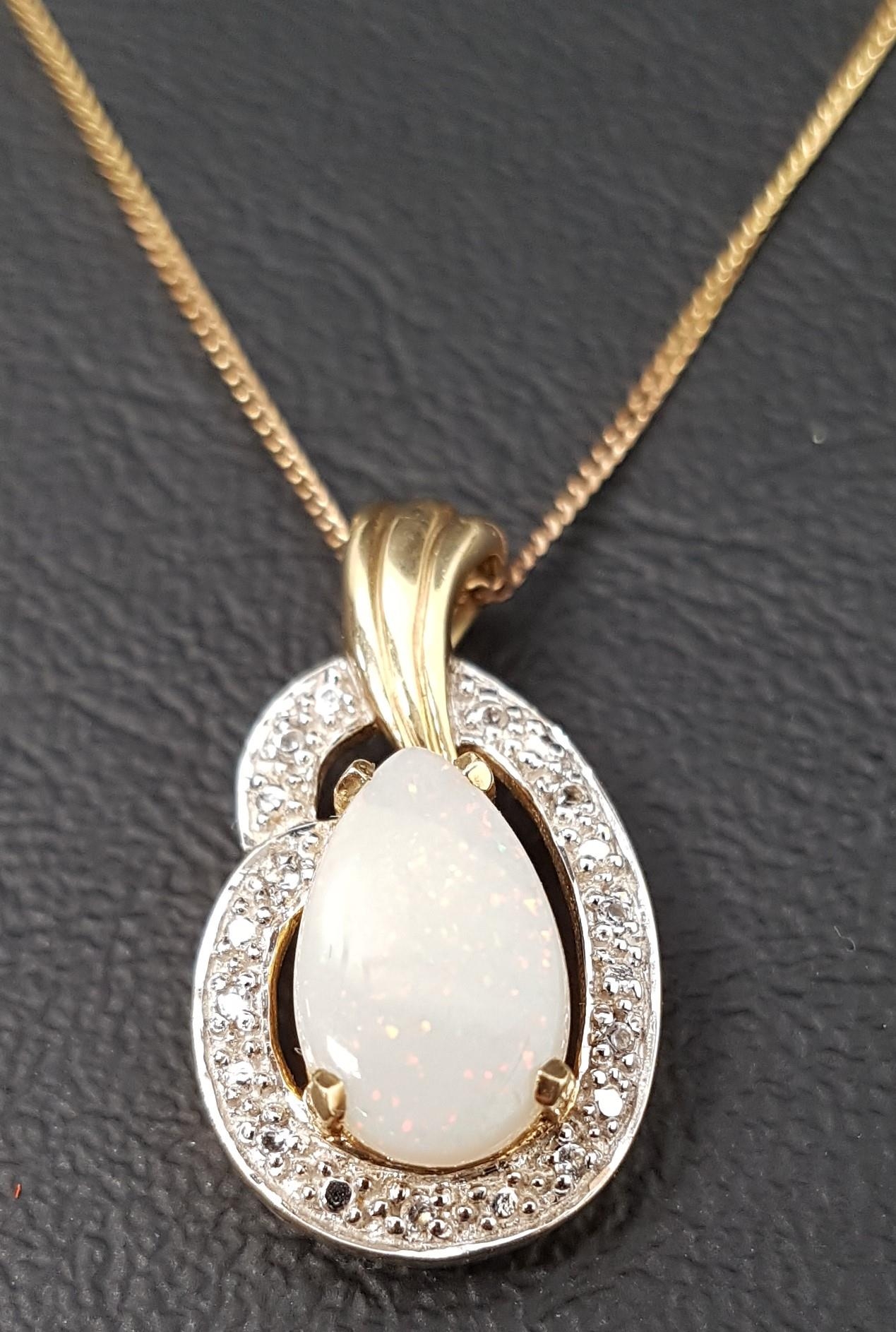 OPAL AND DIAMOND PENDANT the pear shaped opal in illusion set diamond surround, in nine carat gold - Bild 2 aus 2