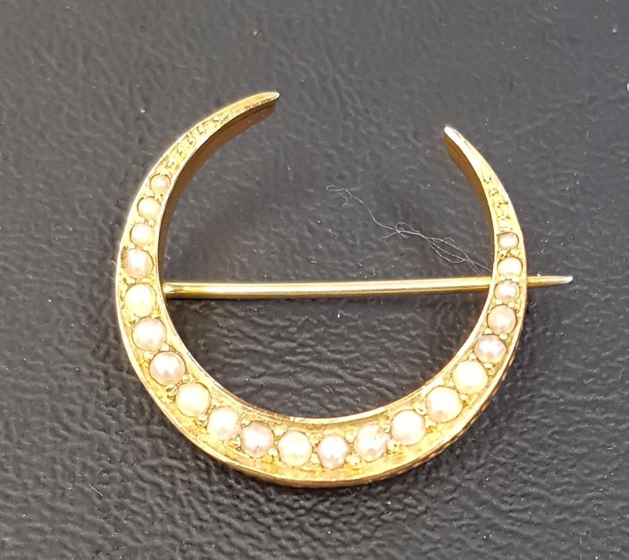 EDWARDIAN SEED PEAR SET NINE CARAT GOLD CRESCENT BROOCH approximately 2.5cm wide and 2,2 grams