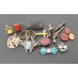 GOOD SELECTION OF VINTAGE JEWELLERY comprising a bloodstone and carnelian swivel fob; various charms
