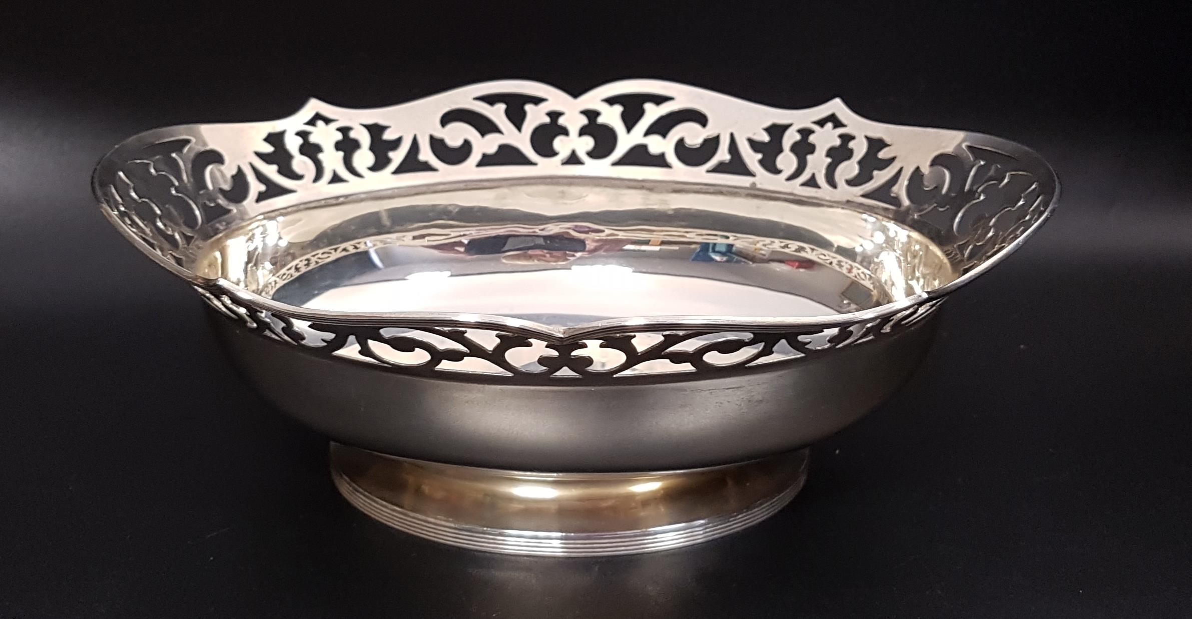 GEORGE V SILVER BON-BON DISH of oval form with a shaped and pierced border, Birmingham 1929,