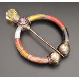 GOOD QUALITY SCOTTISH AGATE AND GEM SET PLAID BROOCH the circular brooch with varying coloured agate