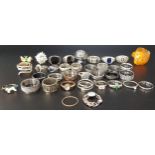 SELECTION OF SILVER AND OTHER RINGS including a skull design ring, agate and stone set examples,