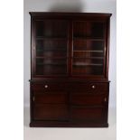 A CONTEMPORARY MAHOGANY BOOKCASE/DISPLAY CABINET the moulded cornice above a pair of sliding