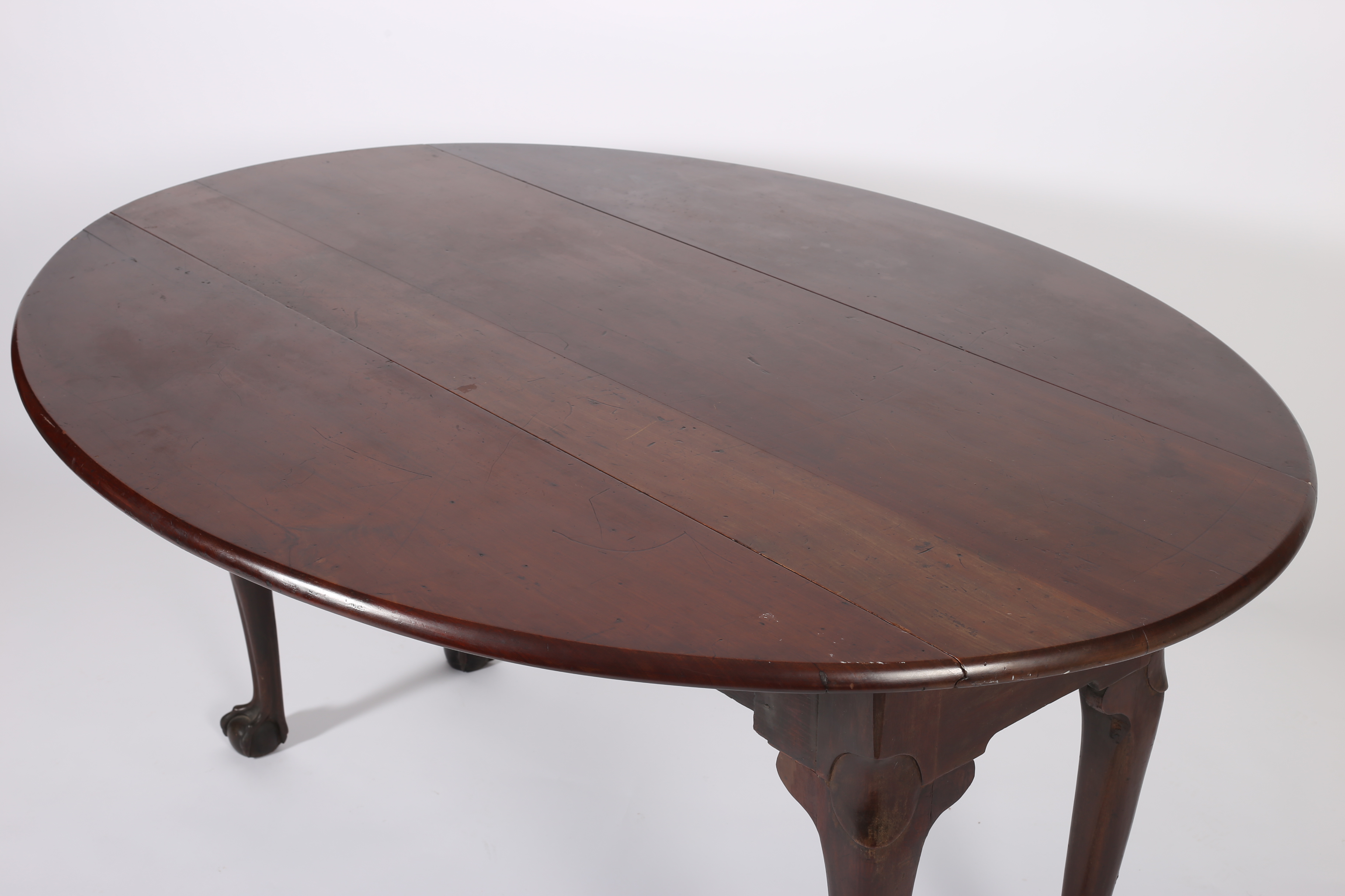 A GOOD GEORGIAN MAHOGANY HUNT TABLE the oval hinged top raised on cabriole legs with claw and ball - Image 3 of 4