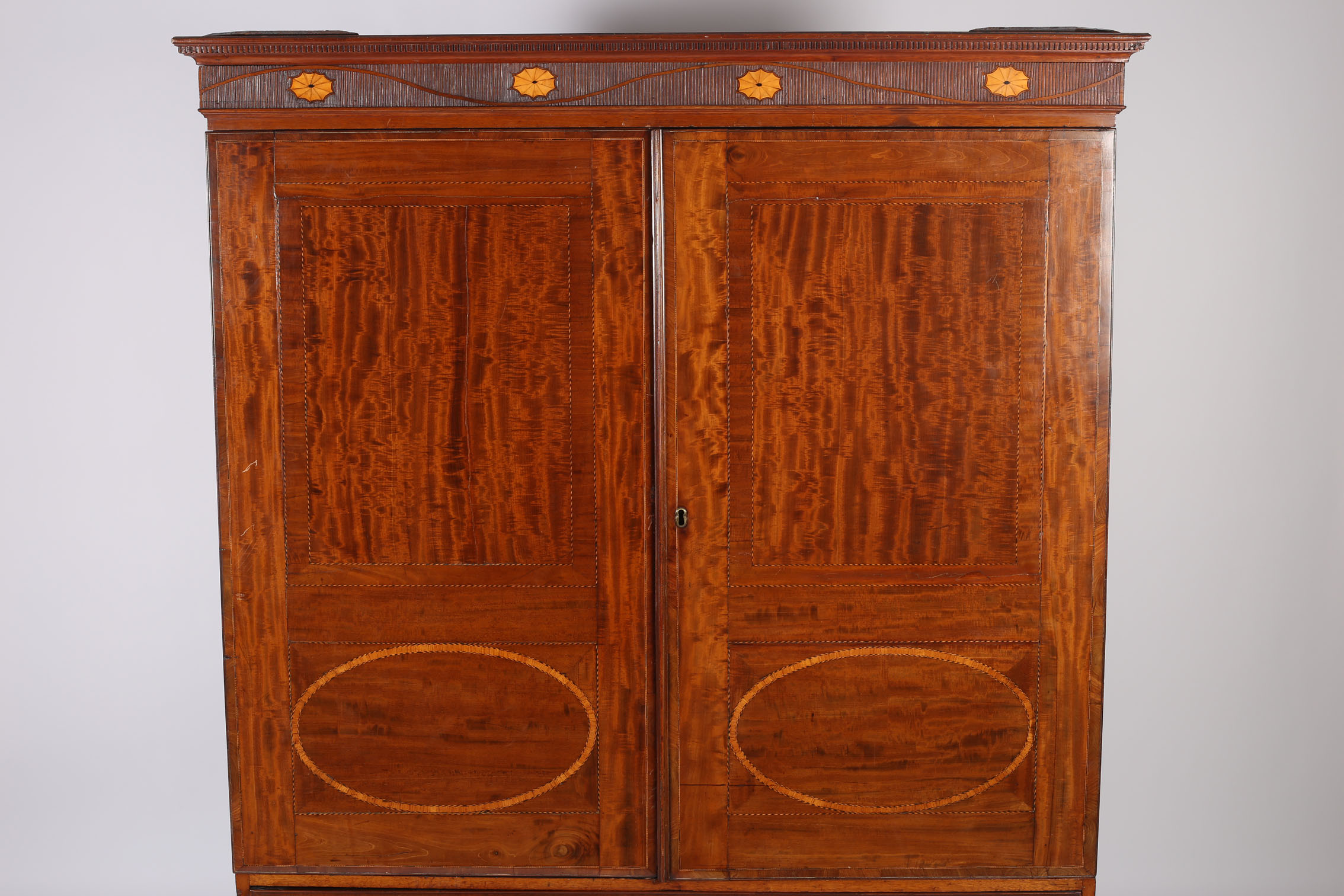 A FINE 19TH CENTURY SHERATON DESIGN MAHOGANY AND SATINWOOD INLAID WARDROBE - Image 2 of 4