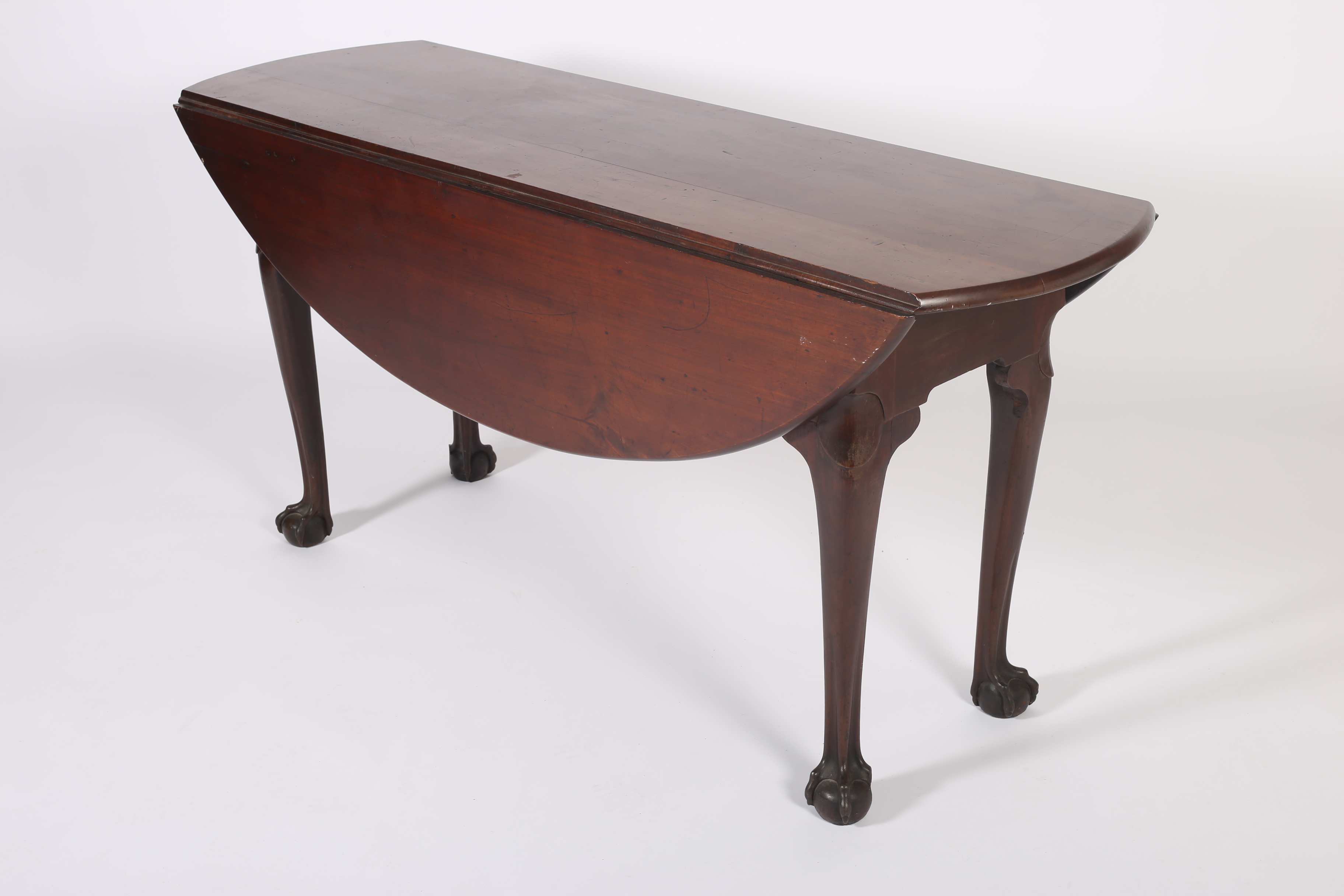 A GOOD GEORGIAN MAHOGANY HUNT TABLE the oval hinged top raised on cabriole legs with claw and ball - Image 2 of 4