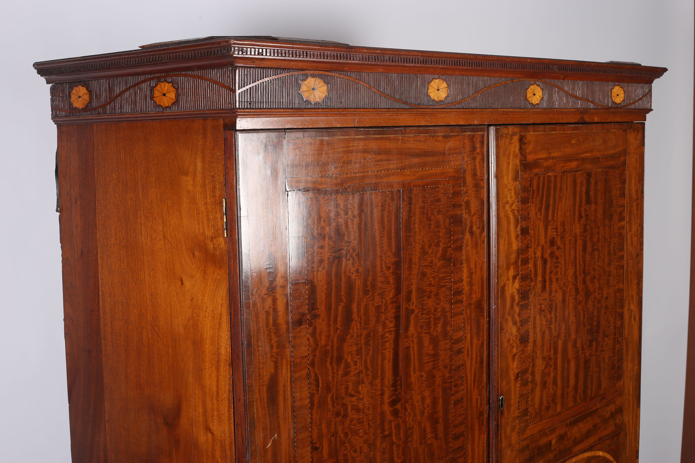 A FINE 19TH CENTURY SHERATON DESIGN MAHOGANY AND SATINWOOD INLAID WARDROBE - Image 3 of 4