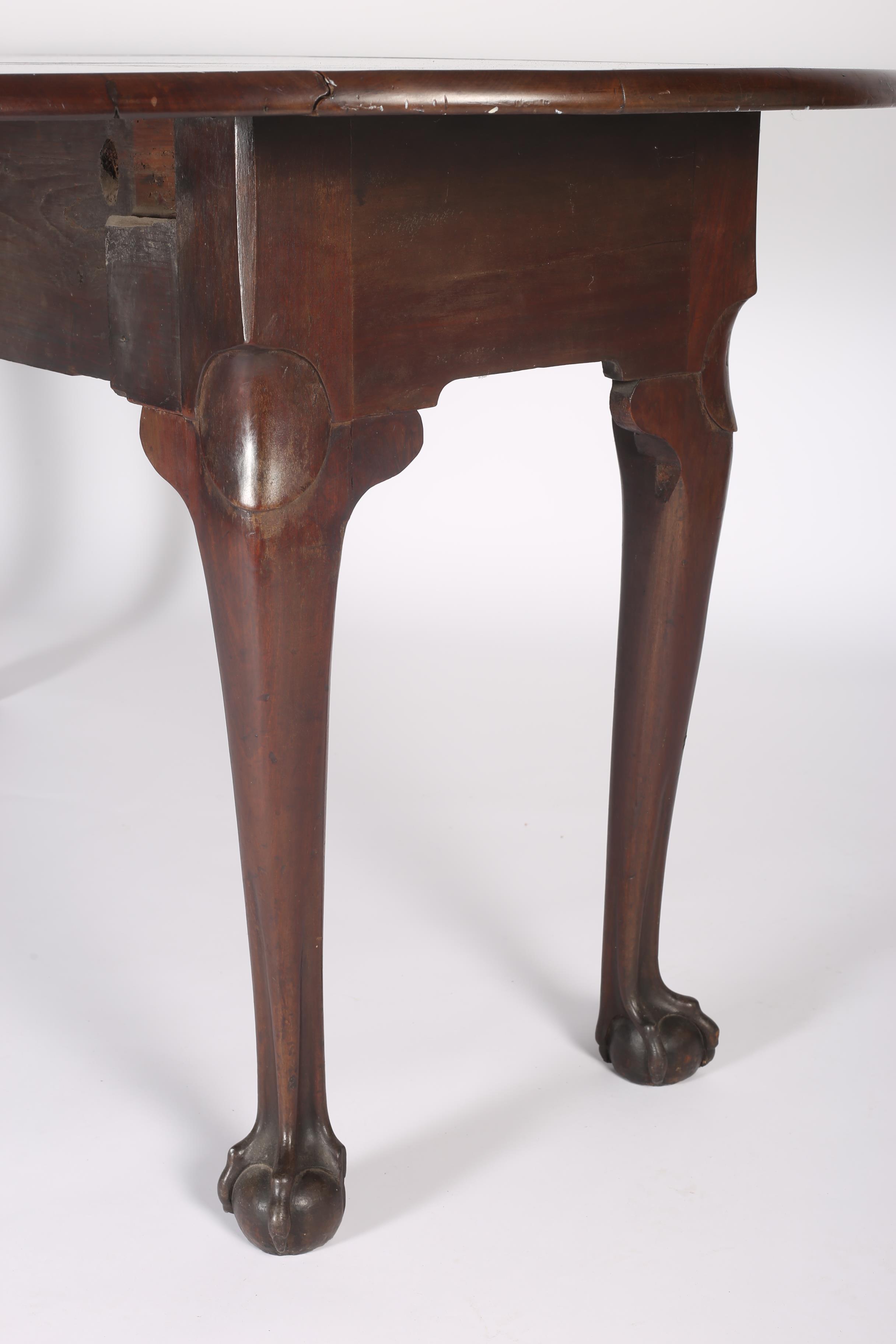 A GOOD GEORGIAN MAHOGANY HUNT TABLE the oval hinged top raised on cabriole legs with claw and ball - Image 4 of 4