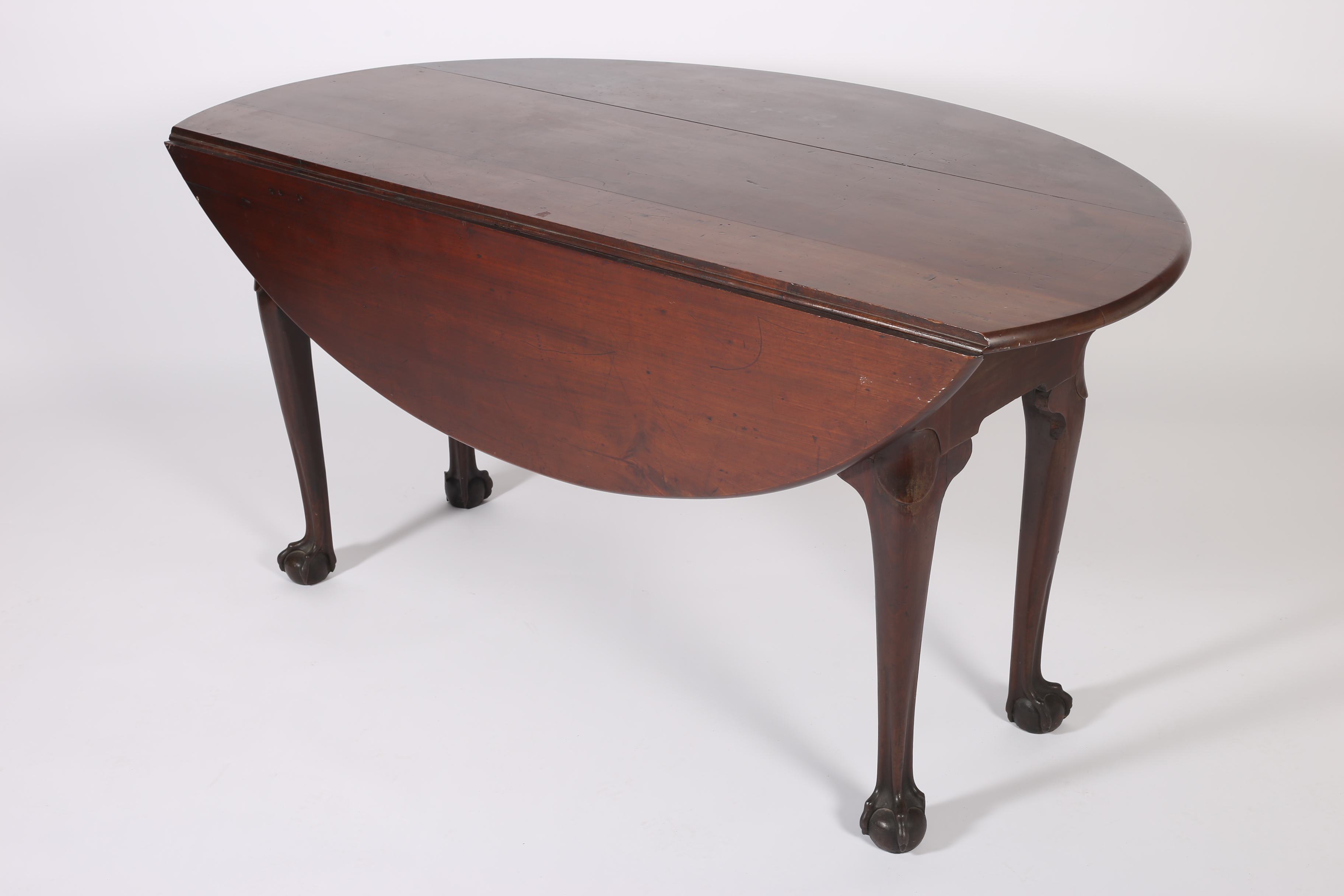 A GOOD GEORGIAN MAHOGANY HUNT TABLE the oval hinged top raised on cabriole legs with claw and ball