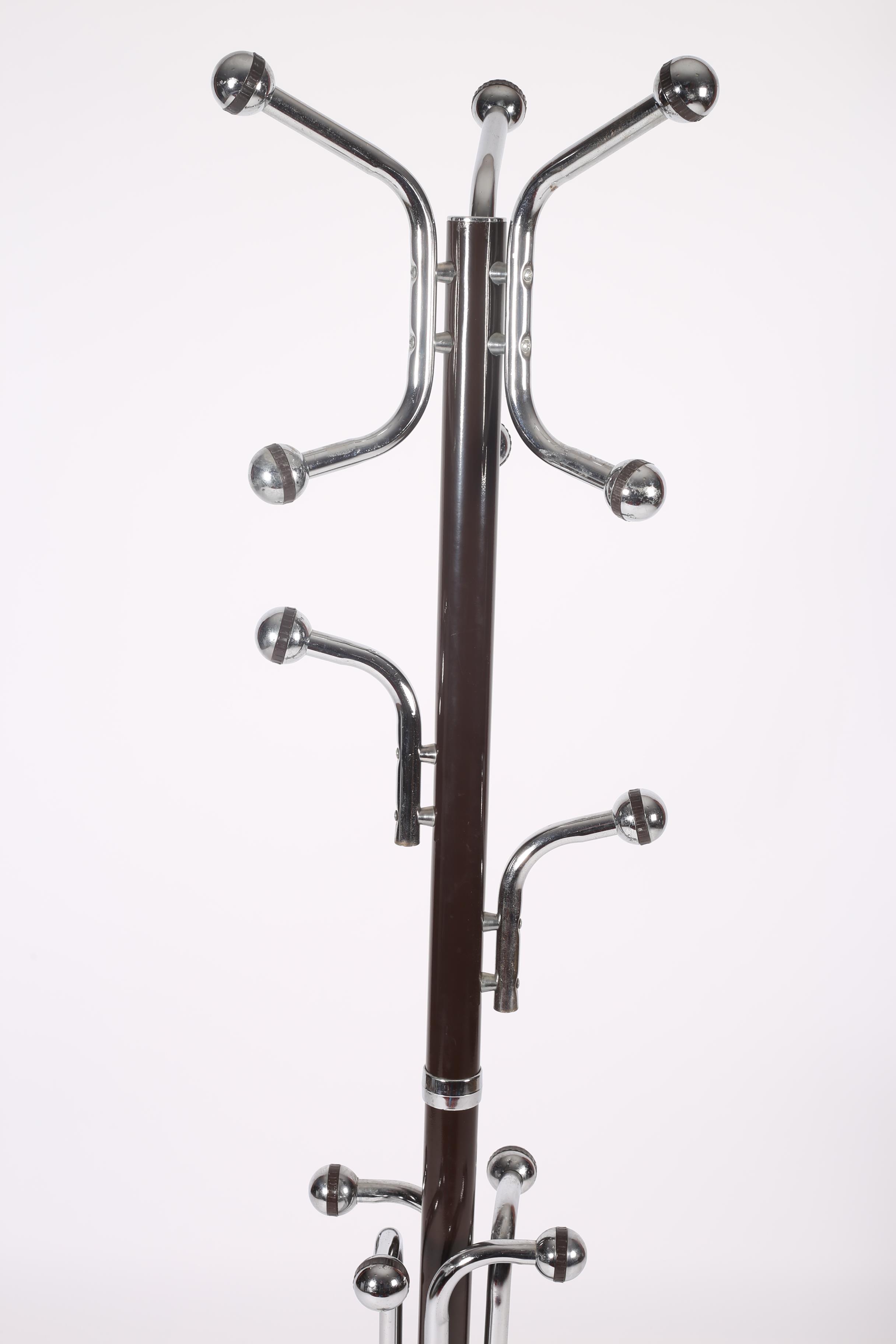 A CONTEMPORARY CHROME AND BLACK METAL HAT AND COAT STAND the cylindrical column issuing twelve - Image 2 of 2