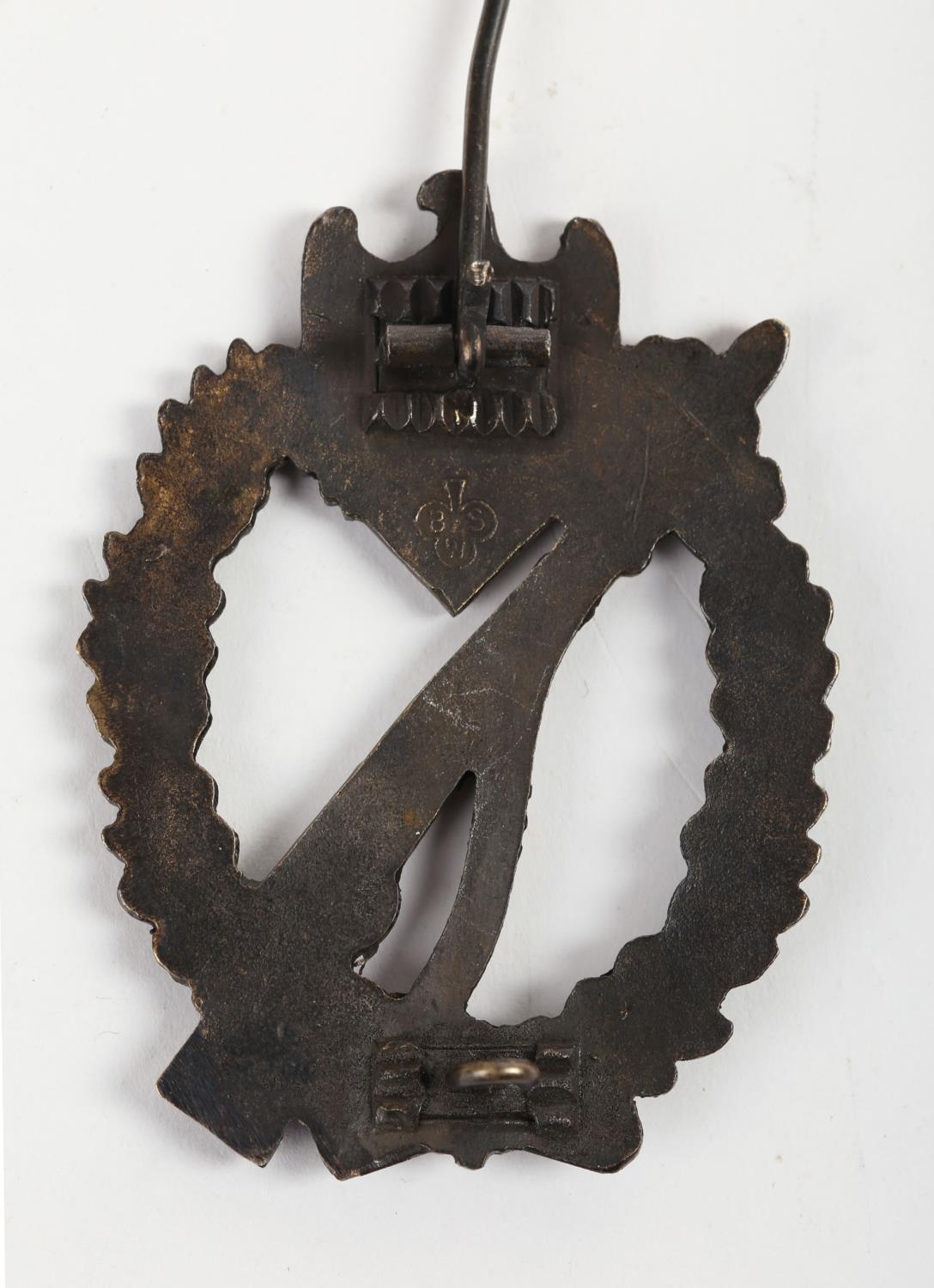 1939-1945 German Wehrmacht / Waffen SS assault badge. A rifle with fixed bayonet superimposed on - Image 2 of 2