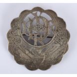 1688 Siege of Derry, commemorative brooch. A white metal, circular, convex brooch, the scalloped rim