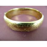 9 ct gold bangle with floral and feather decoration - 26.4g