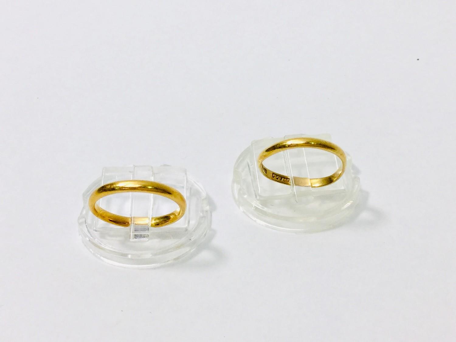 Two 22ct gold wedding rings, finger size J and K, total weight 3.9 grams.
