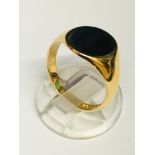 A gents 18ct yellow gold signet ring, weighing 8.7 grams.