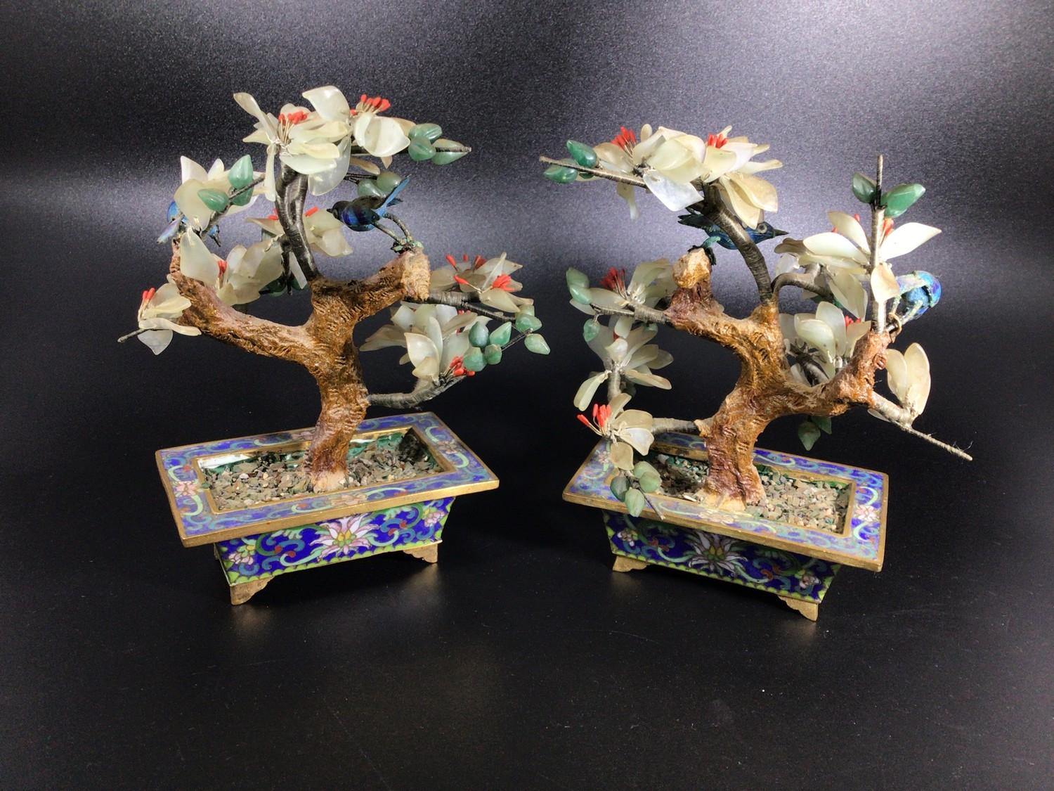 A pair of Oriental cloisonné enamel and hard stone bonsai trees with red, white and green blossom - Bild 3 aus 4