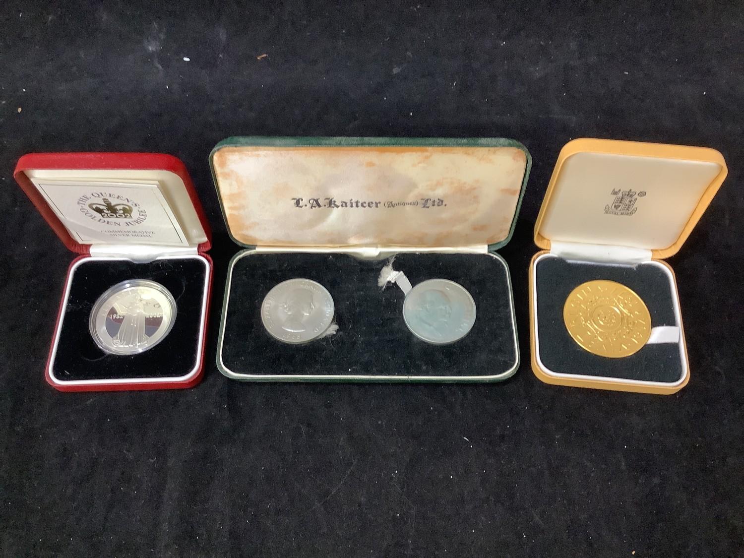 Various commemorative medals including ERII 1977 Silver Jubilee, HM on Throne, 57mm, EF with lustre, - Bild 3 aus 4