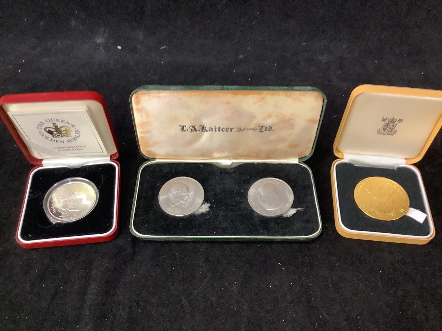 Various commemorative medals including ERII 1977 Silver Jubilee, HM on Throne, 57mm, EF with lustre, - Bild 4 aus 4