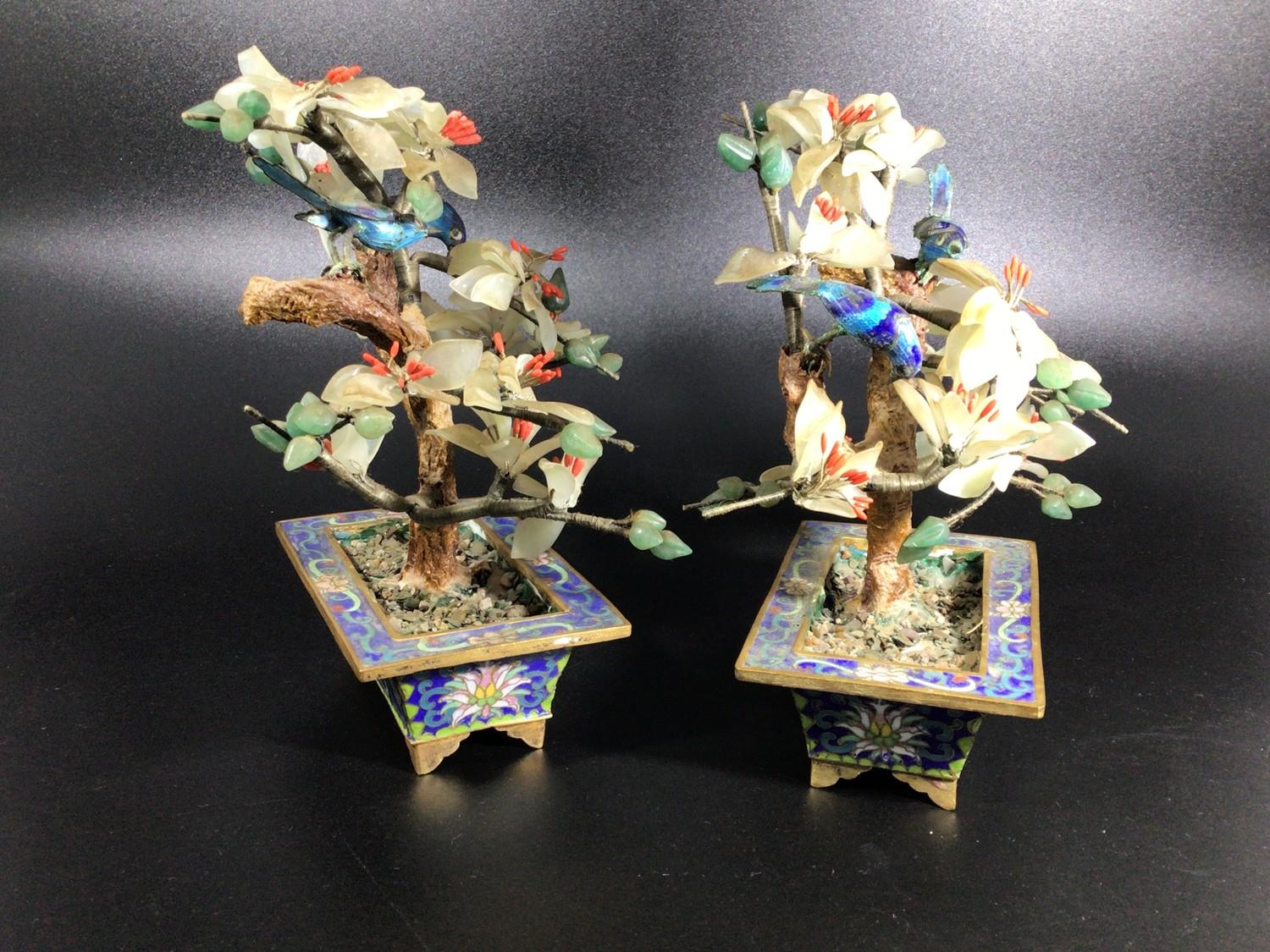 A pair of Oriental cloisonné enamel and hard stone bonsai trees with red, white and green blossom - Bild 2 aus 4