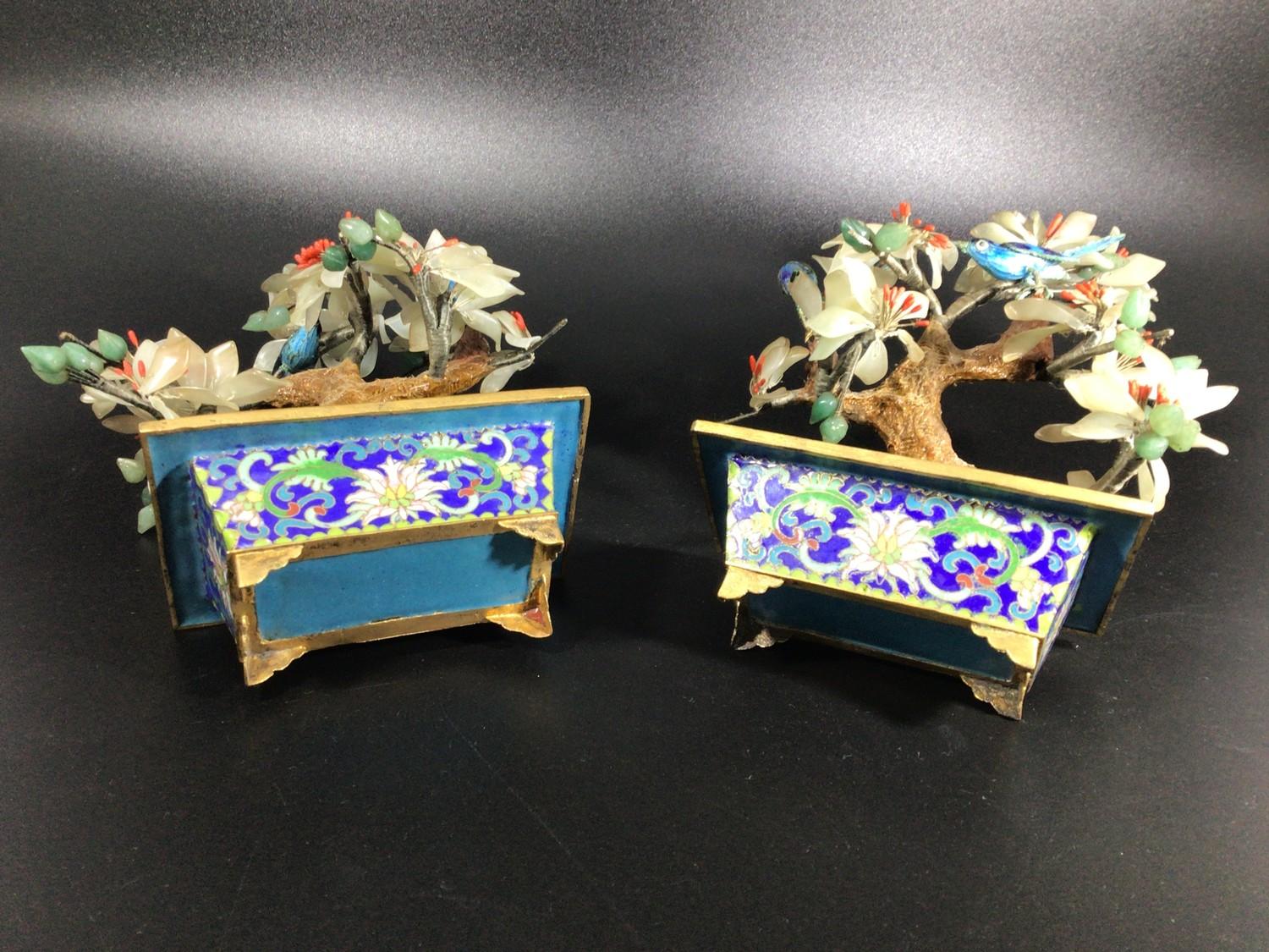 A pair of Oriental cloisonné enamel and hard stone bonsai trees with red, white and green blossom - Bild 4 aus 4