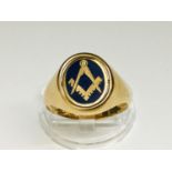 A 9ct gold and blue swivel masonic ring, weighing 6.6 grams, finger size S.