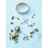 A quantity of assorted jewellery including gold and gold plated earrings, a 15ct gold peridot