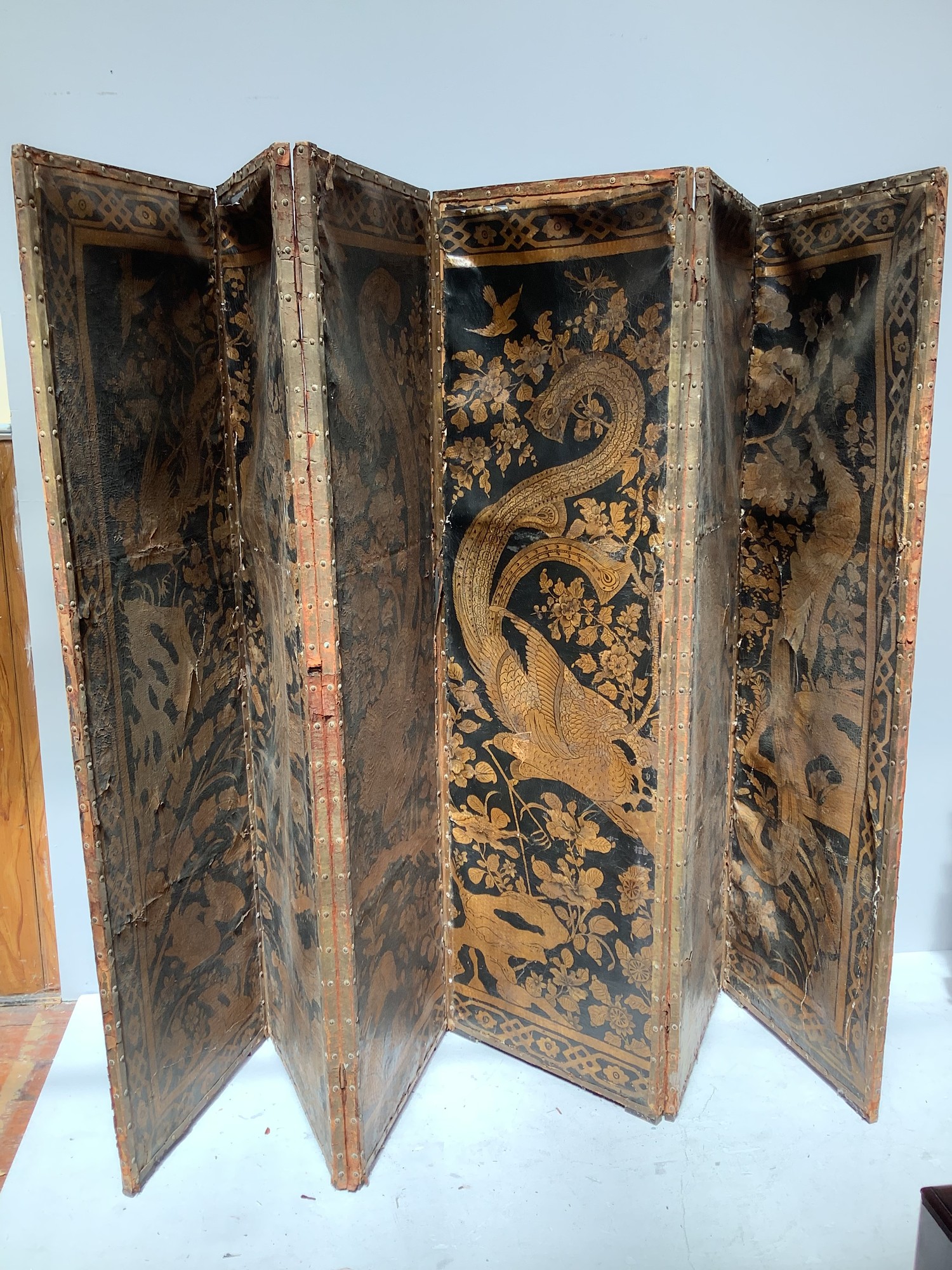 An Oriental changing screen with hand painted floral panels on one side and gilt painted bird scenes - Image 2 of 2