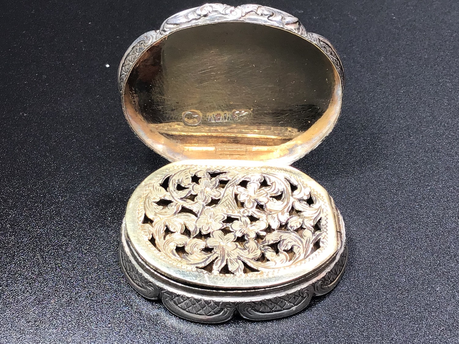 A Victorian silver oval shaped vinaigrette with engine turned decoration and central cartouche - Image 3 of 6