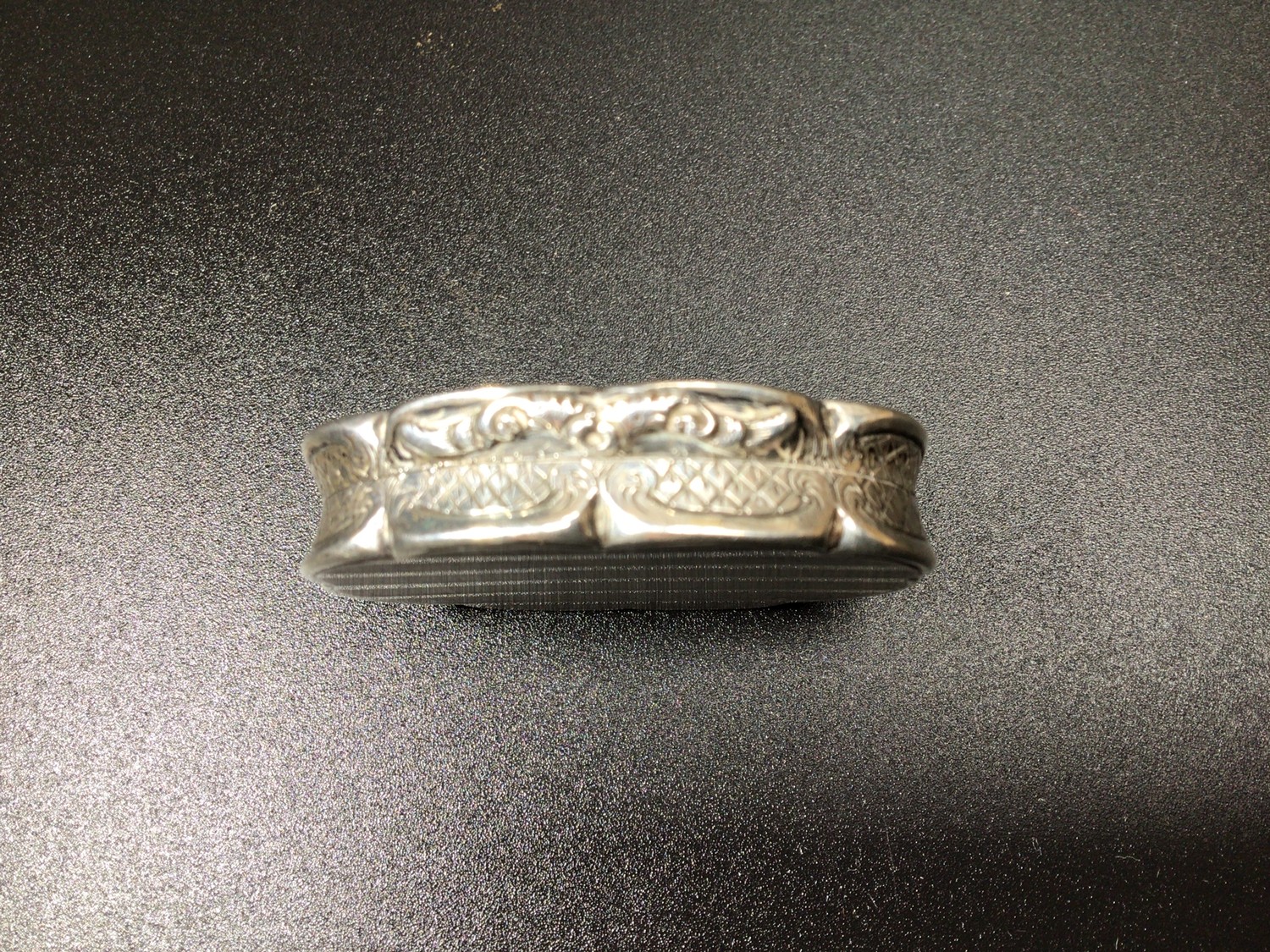 A Victorian silver oval shaped vinaigrette with engine turned decoration and central cartouche - Image 6 of 6