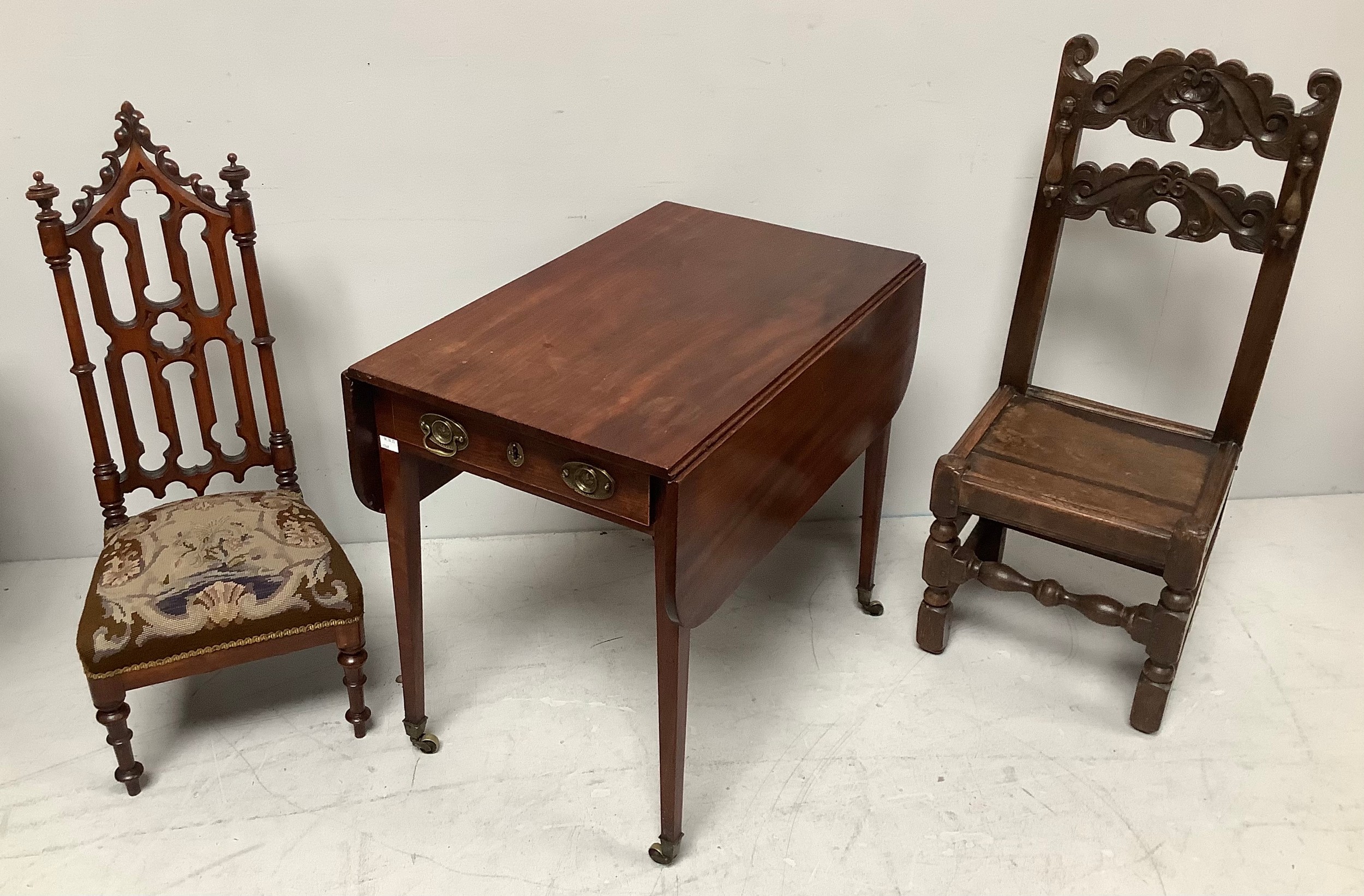 An Edwardian mahogany drop leaf pembroke table raised on square tapering supports to castors,