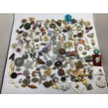 A good collection of 167 assorted brooches including Sarah Coventry, Moda and Trifari etc.