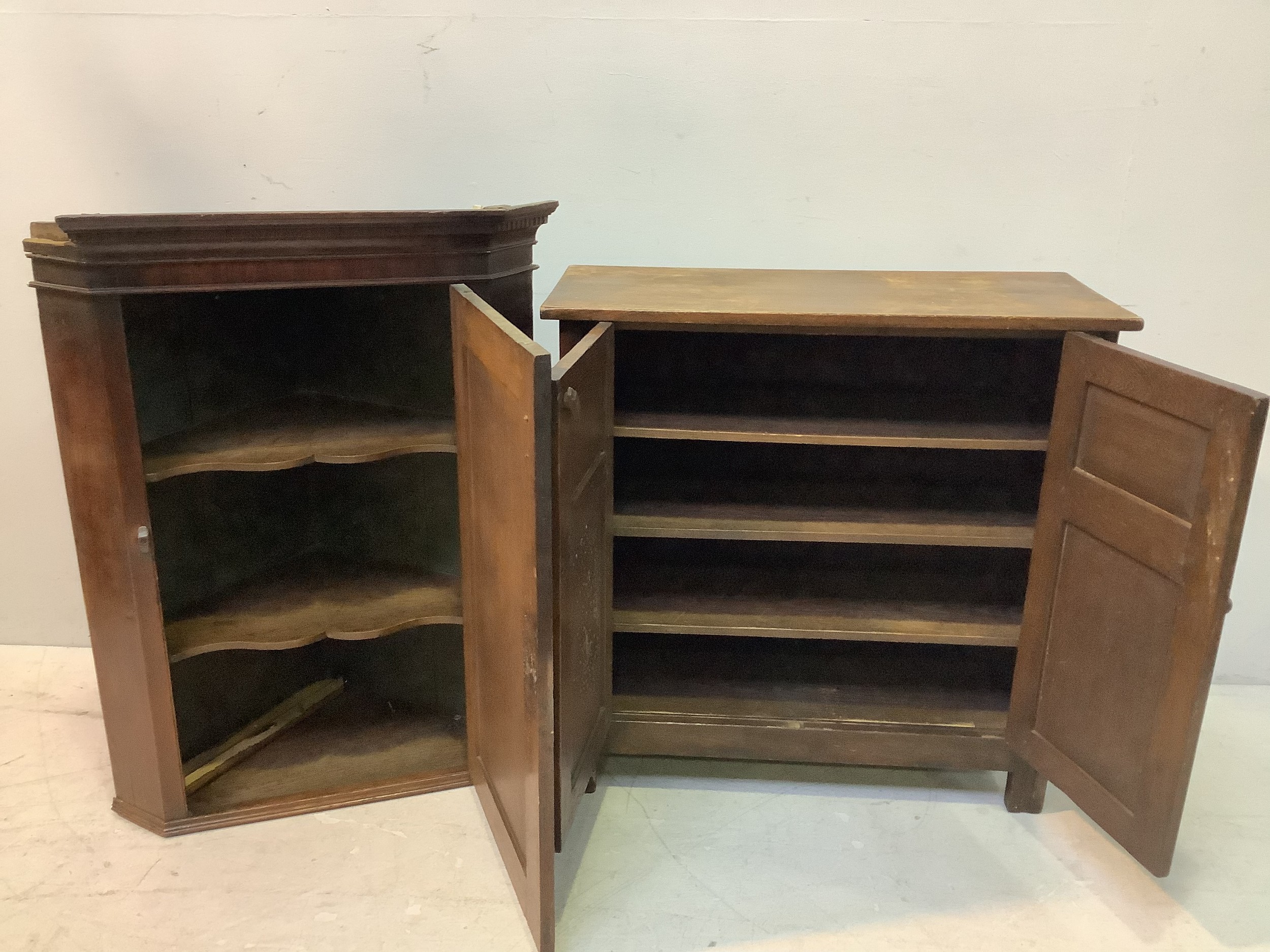 An Edwardian oak cupboard with a pair of arcade-carved front panel doors enclosing three inner - Bild 2 aus 2