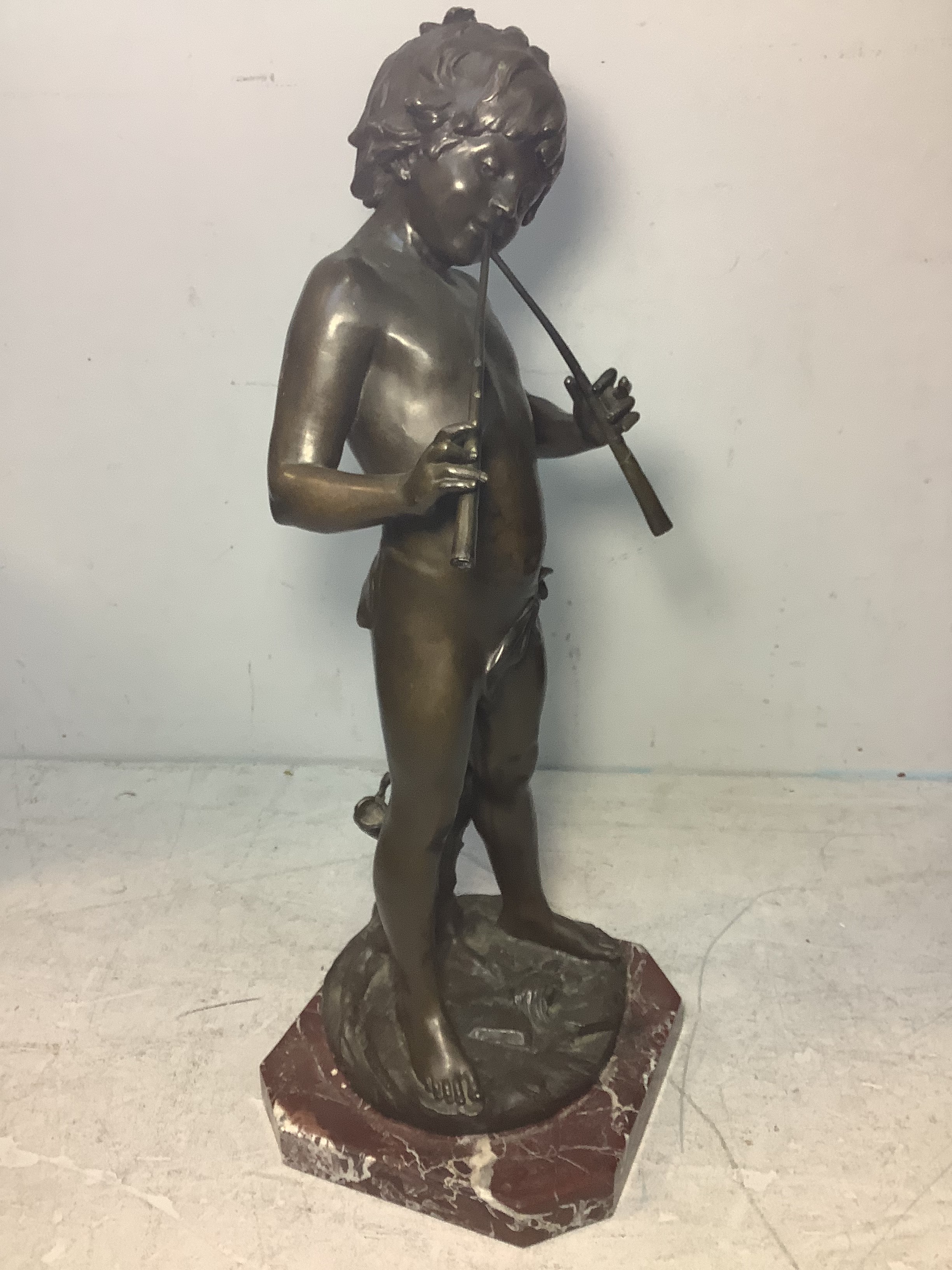 A large bronze figure of a young boy playing the pipes standing on a tree stump, signed 'Aug - Bild 2 aus 3