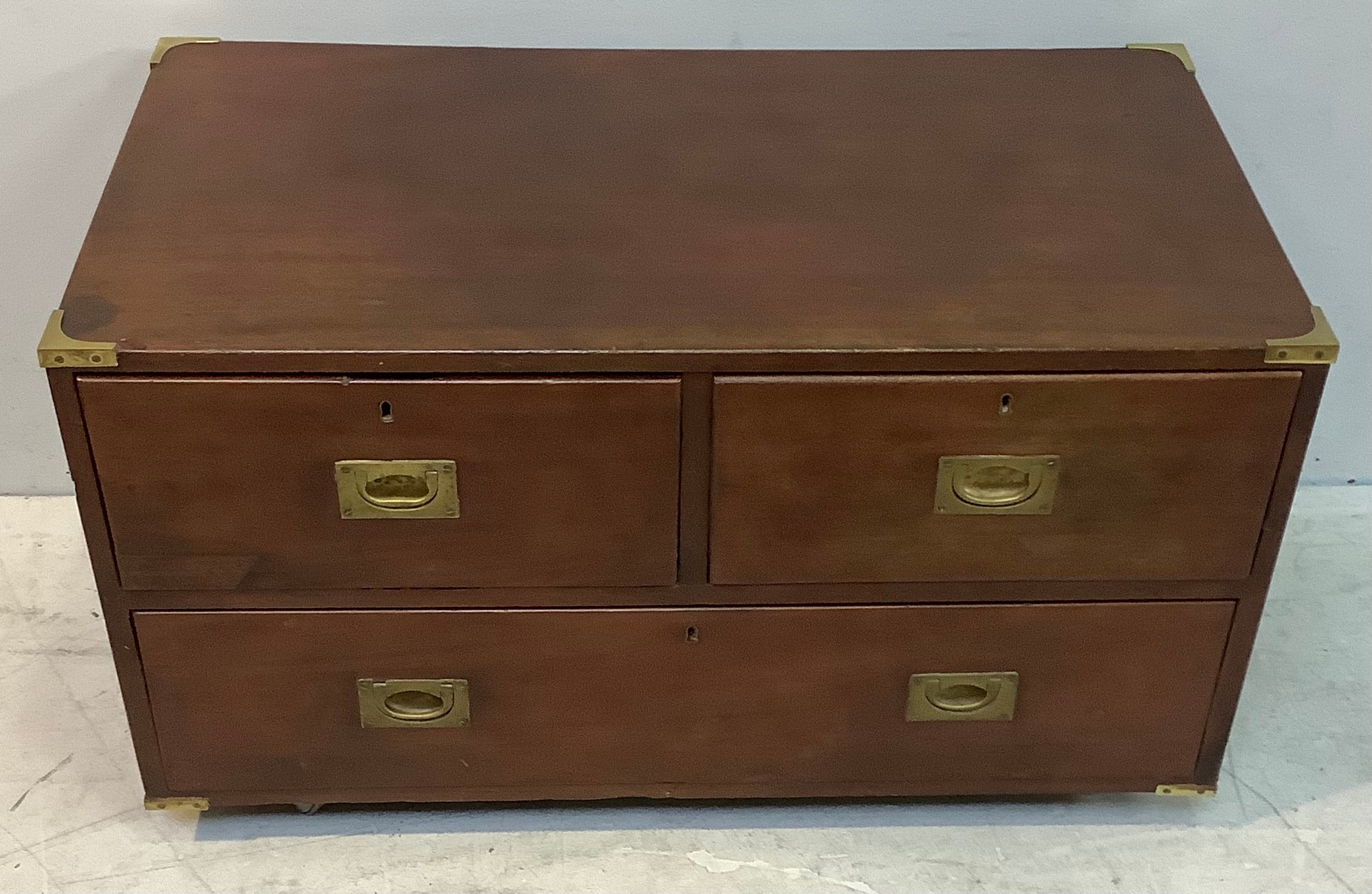 A mahogany campaign chest of two short over one long drawers, brass corners, flush brass handles - Bild 2 aus 4