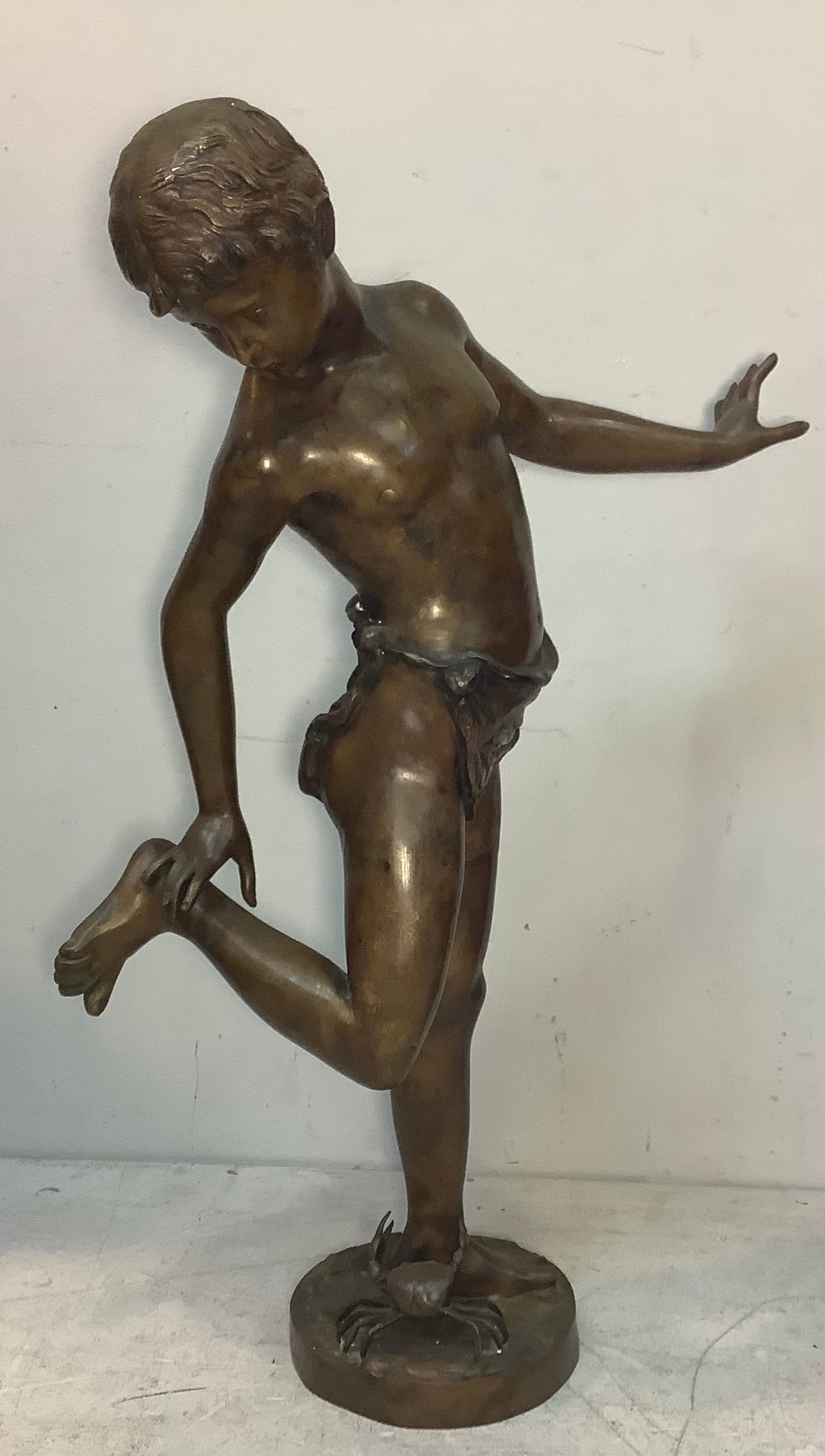 A large hollow cast bronze figure of a classical young male in loin cloth inspecting his foot - Bild 2 aus 3