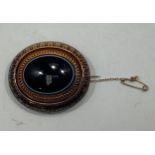 A 9ct gold banded oval agate mourning / memento mori brooch with glass panel to the back, with