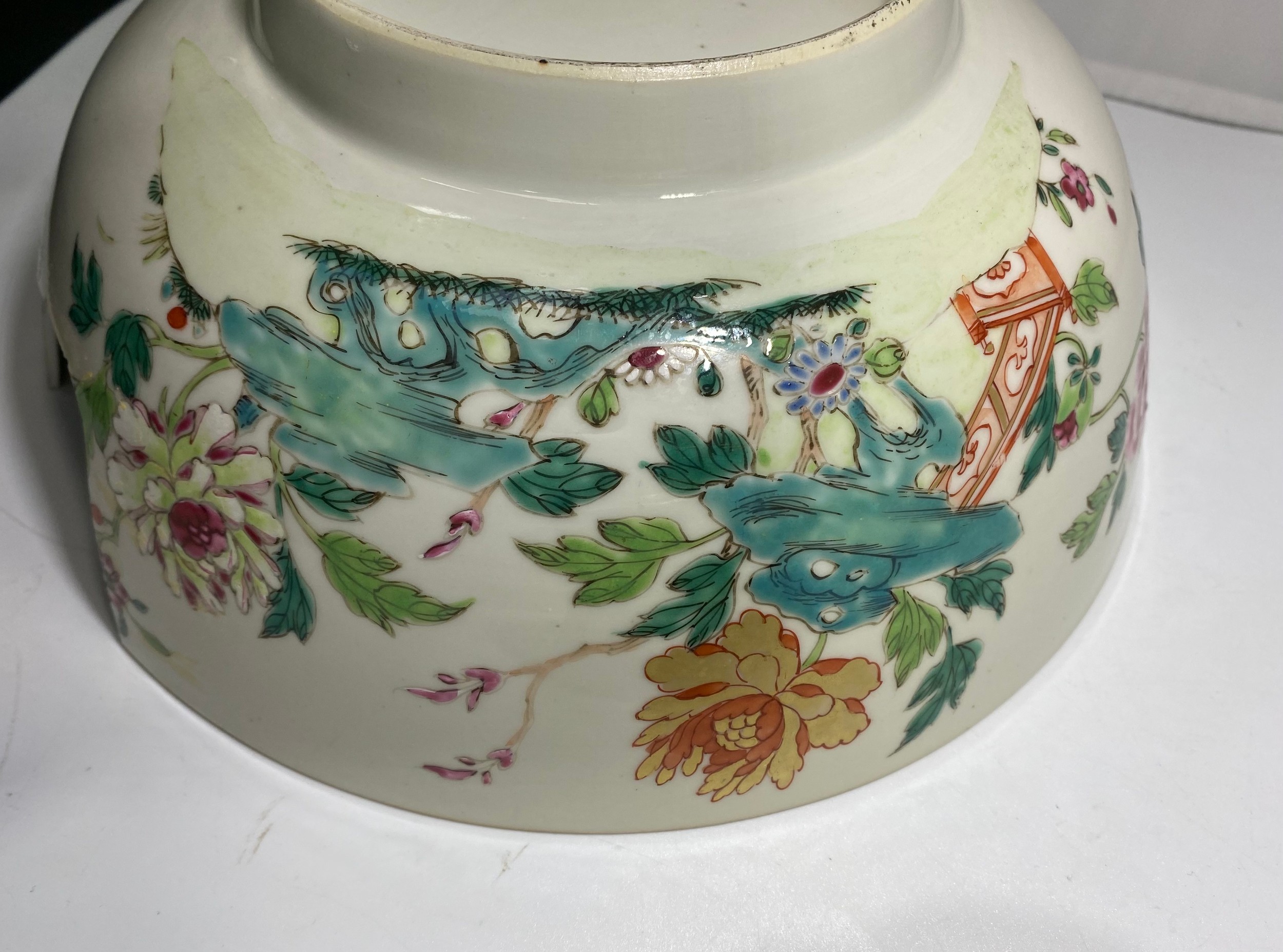 A Chinese porcelain ginger jar and cover and a raised square dish painted in famille Juan, (dish a/ - Bild 2 aus 5