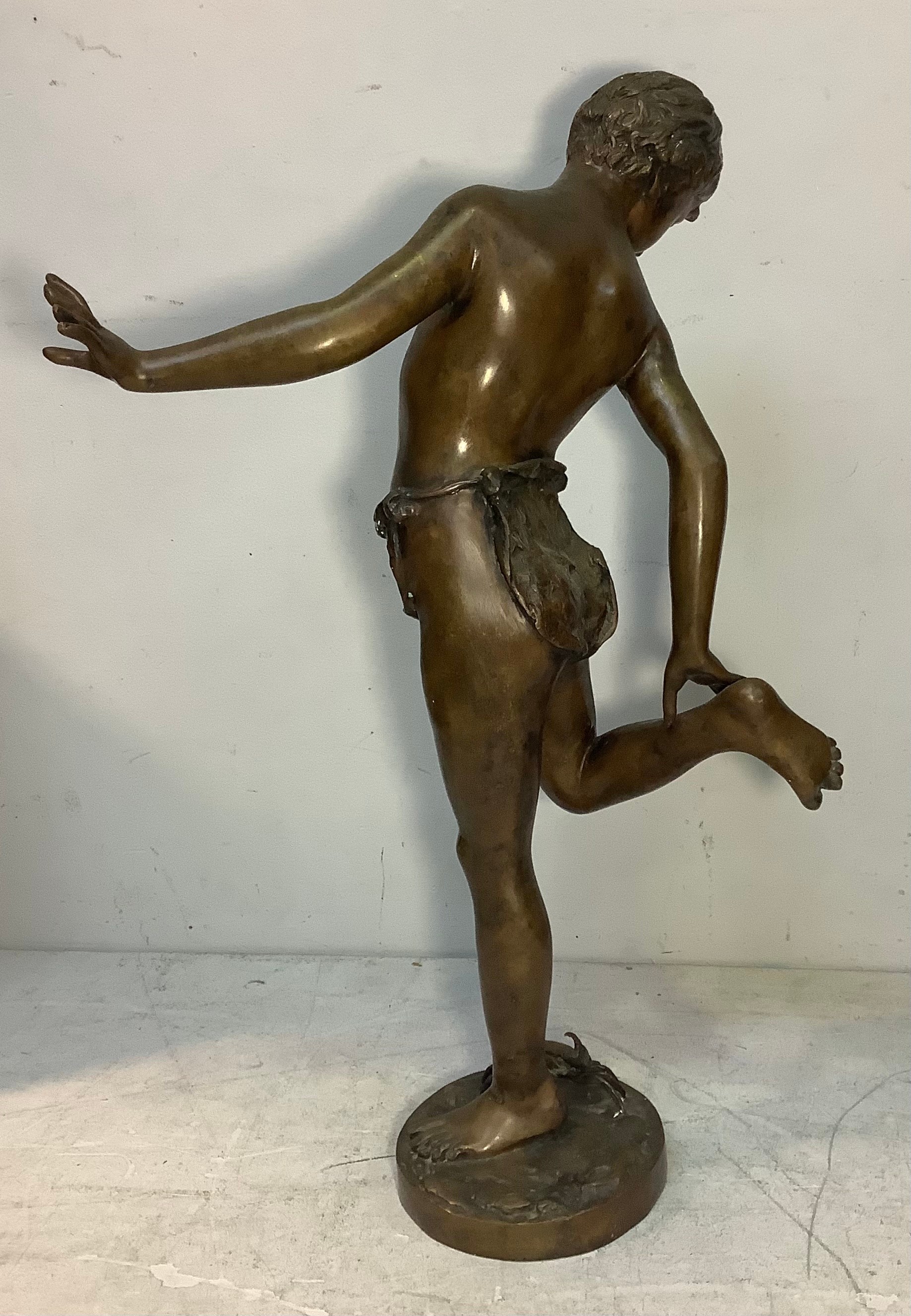 A large hollow cast bronze figure of a classical young male in loin cloth inspecting his foot - Bild 3 aus 3