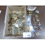 Militaria : Big box of cap badges WWI / WWII - nic