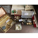 Jewellery : Several boxes of costume jewellery- be