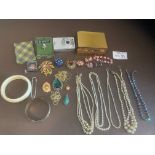 JEWELLERY: Small collection of costume jewellery,